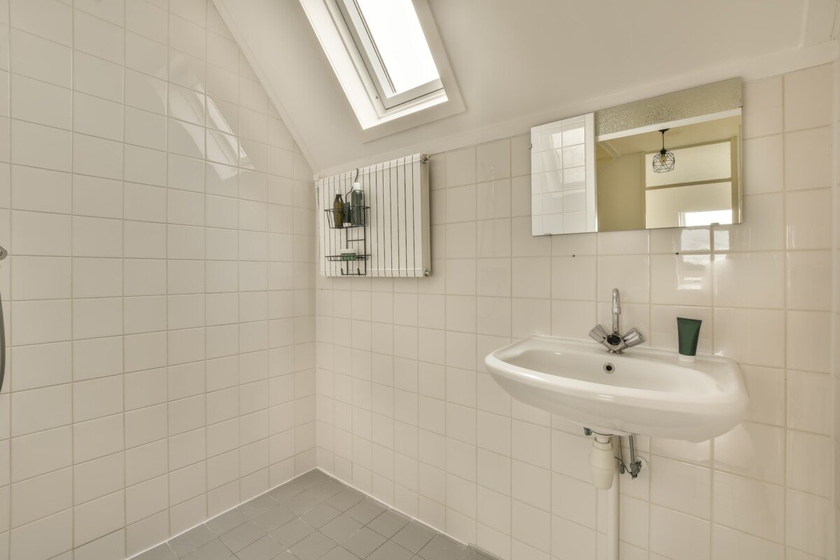 Bathroom decorated with white ceramic tiles