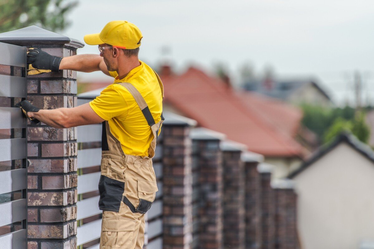 does homeowners insurance cover a fence