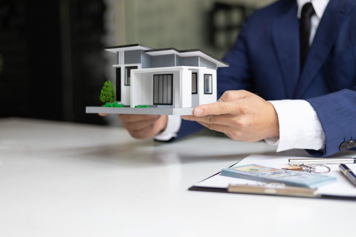 Does home insurance cover roof leaks?"