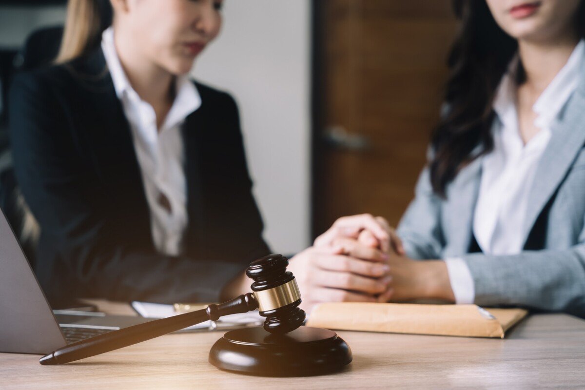What Does A Divorce Lawyer Do