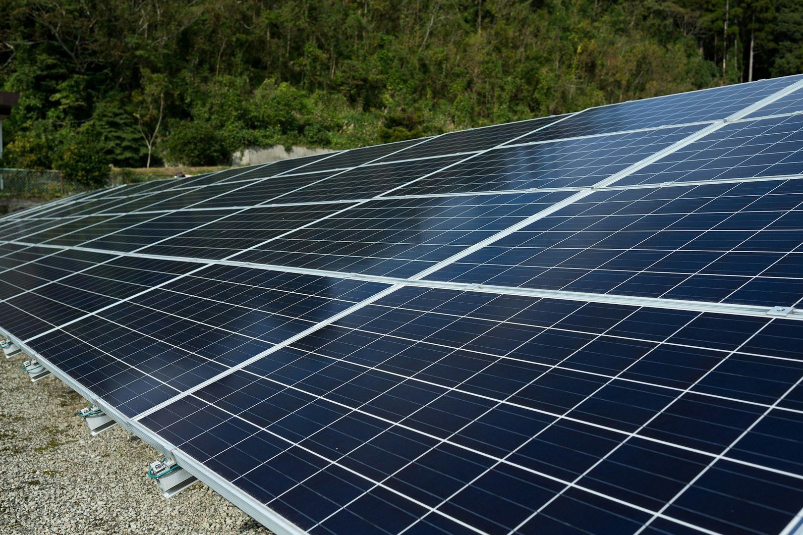 do solar panels cause roof leaks