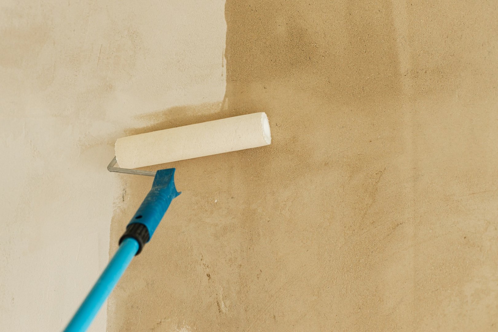 Process of priming walls in new building