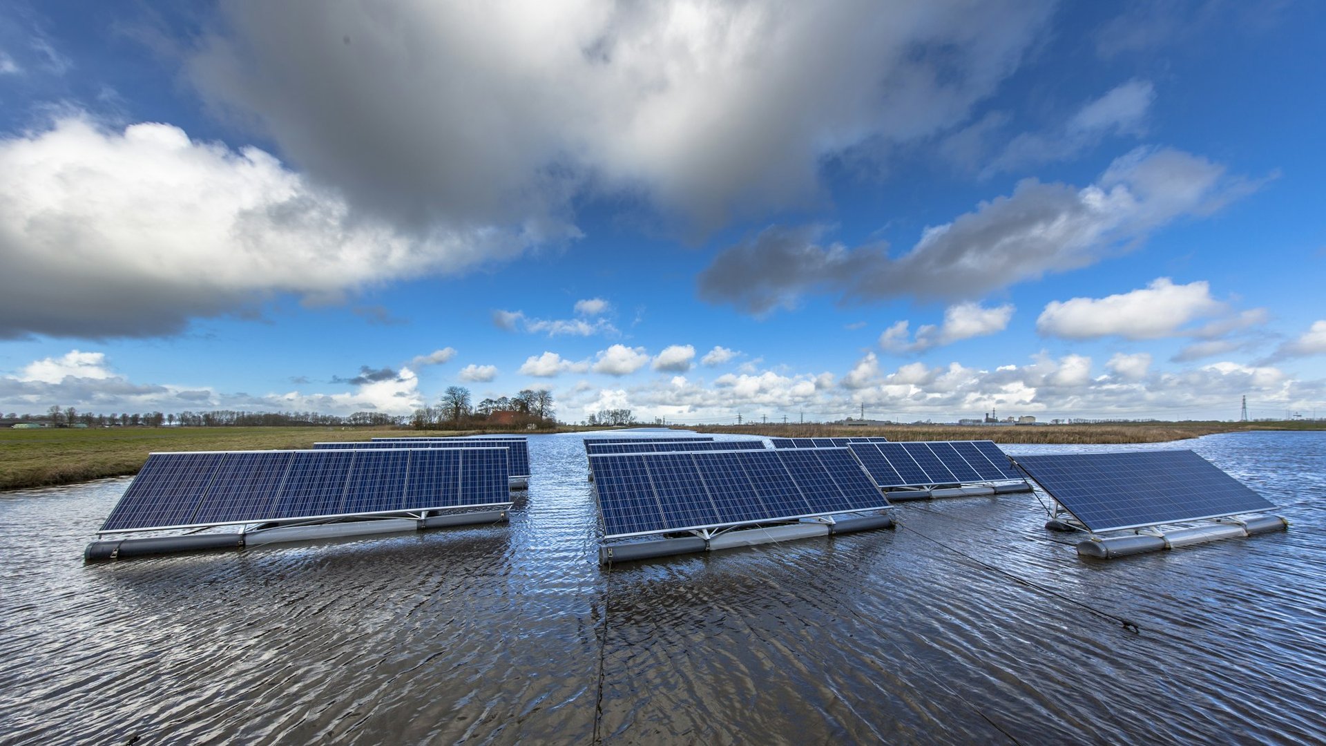 How many amps does a solar panel produce