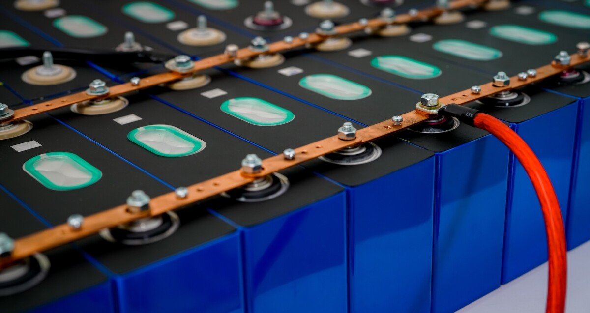 Comparing Lithium-Ion and Lead-Acid Batteries