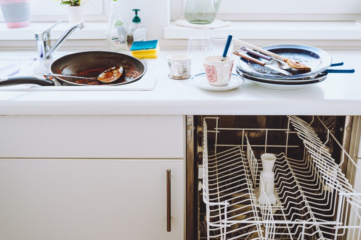 Small Kitchen with integrated dishwasher, white fronts,
