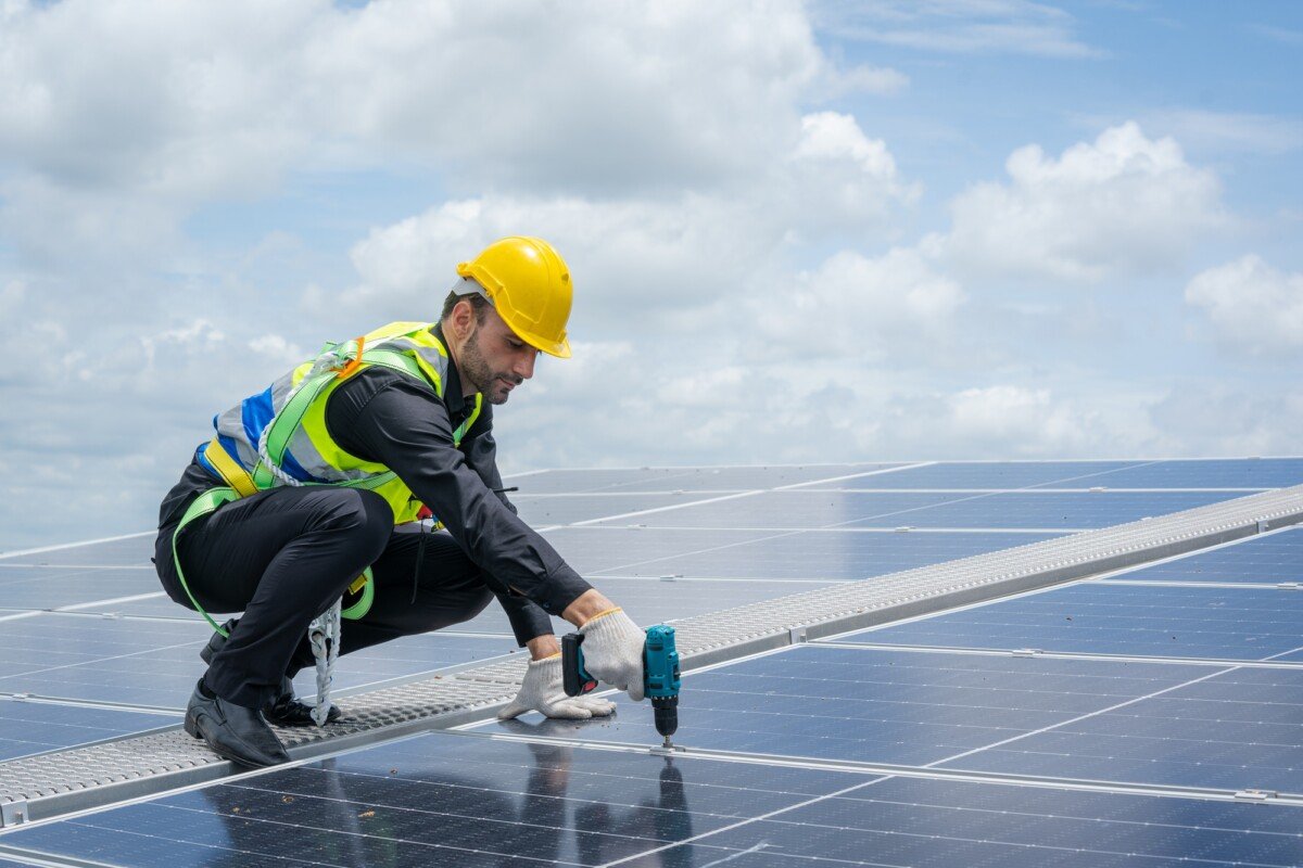 Technician installation and maintenance electric system solar panel.
