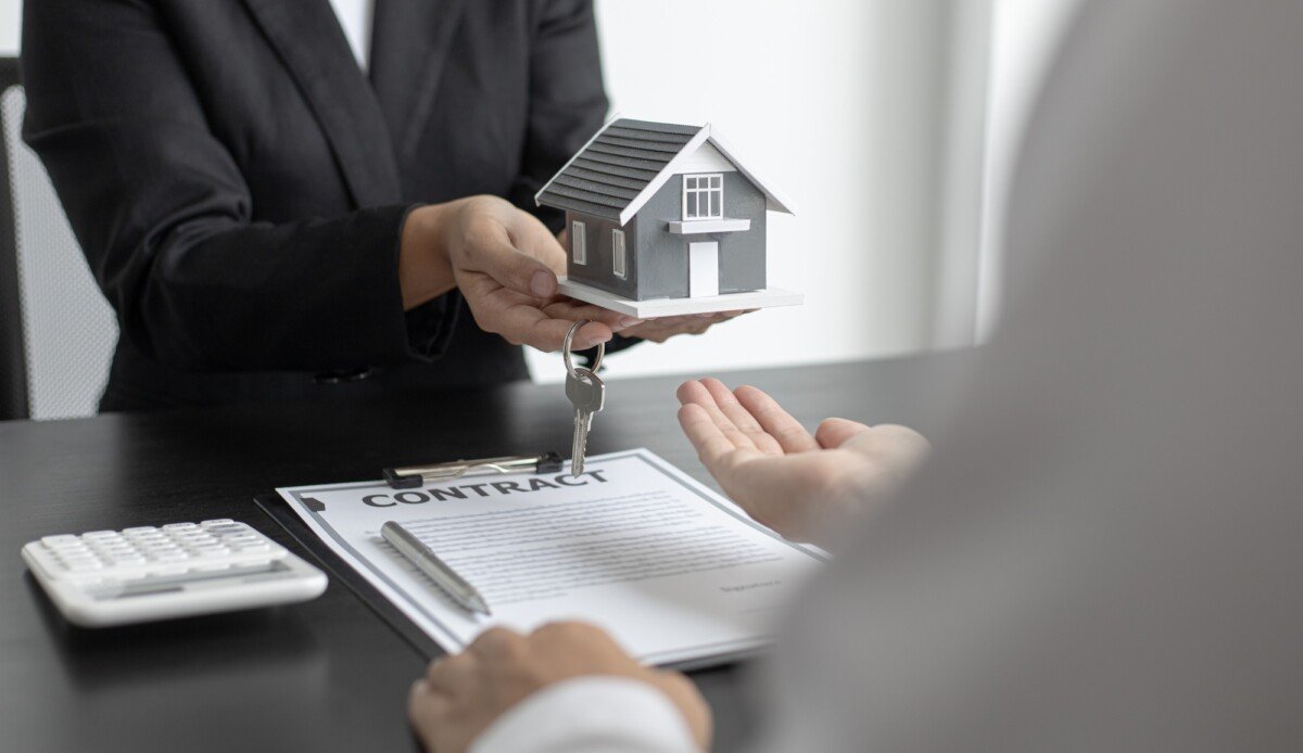Does home insurance cover roof leaks?