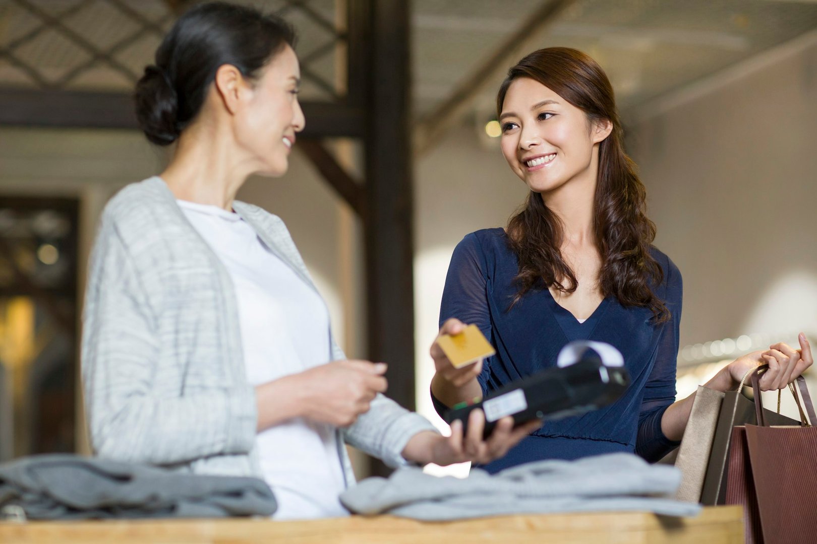 Heavy Credit Clash: VS Credit Card Advances