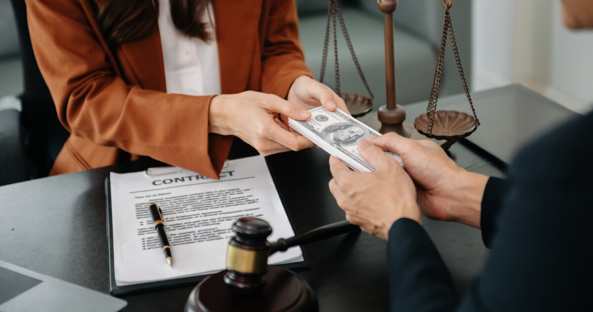 how much do divorce attorneys charge per hour