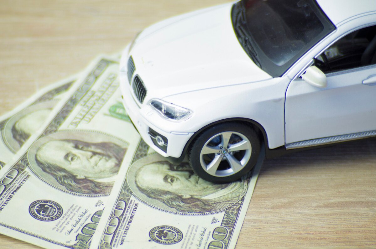 Lower your monthly car payment and save on interest by learning how to refinance your vehicle loan online