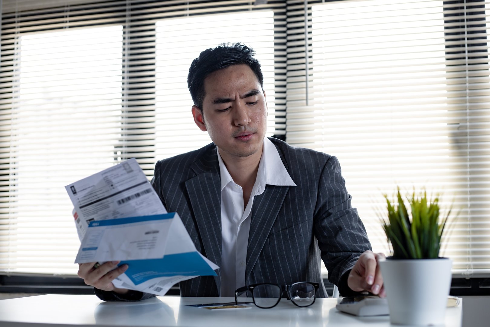Legal Debt Settlement vs. Debt Consolidation