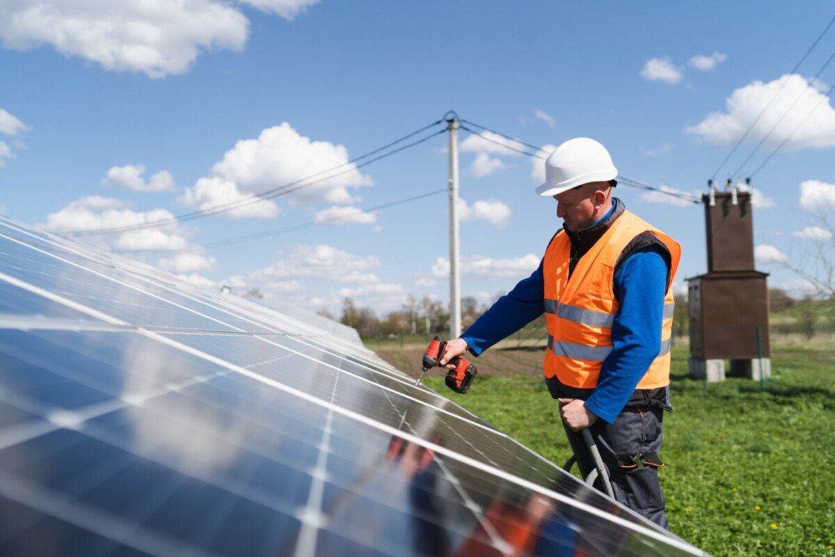 Solar Battery Installer