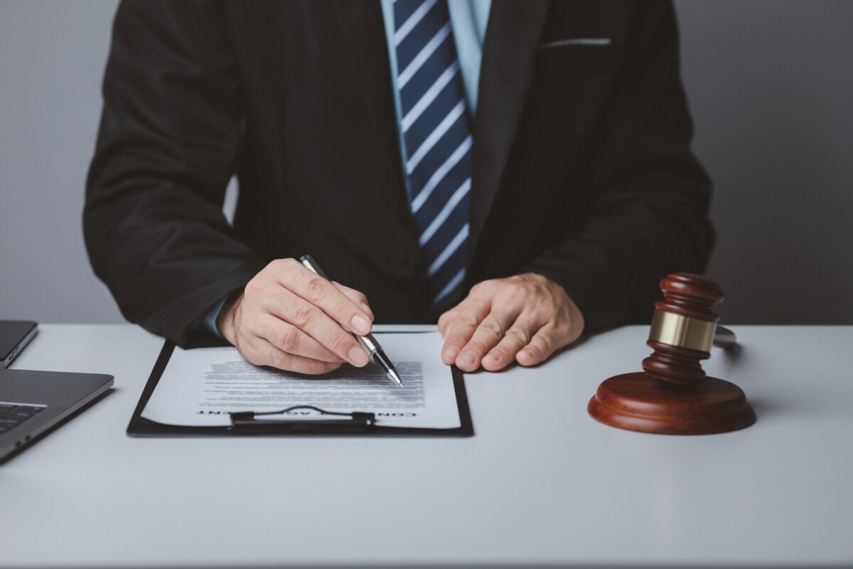 who pays in a personal injury lawsuit